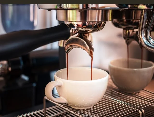 Café espresso sendo preparado